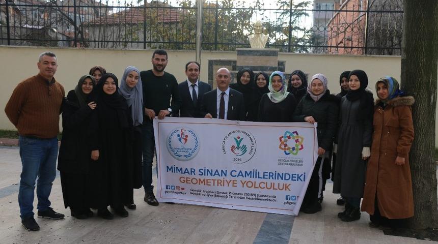 Hakan Cırıt&rsquo;i ilk kutlayanlar imam hatipli &ouml;ğrenciler oldu