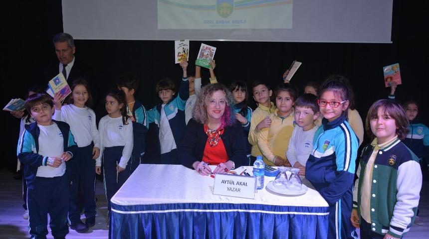 Yazar Akal, Başak Koleji&rsquo;nde &ouml;ğrencilerle buluştu