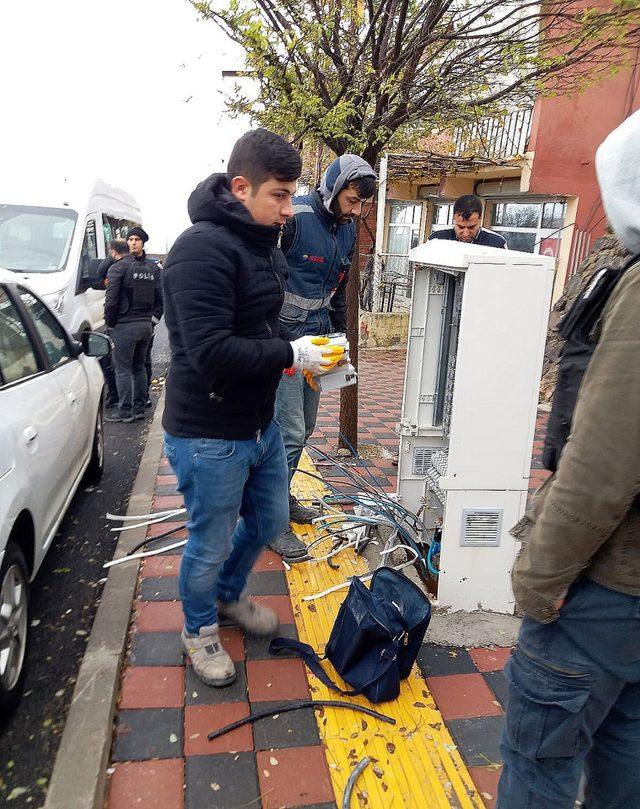 Kocaköy’de elektrik kaçağını önleyen sistemin kurulumu sırasında gerginlik