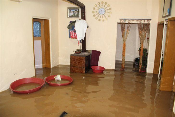 Tüm ilçeyi sel aldı! Evler su altında kaldı G1