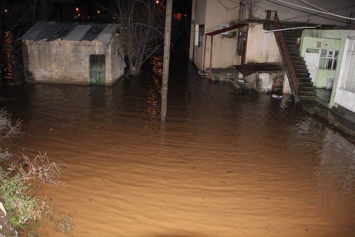 Tüm ilçeyi sel aldı! Evler su altında kaldı G3