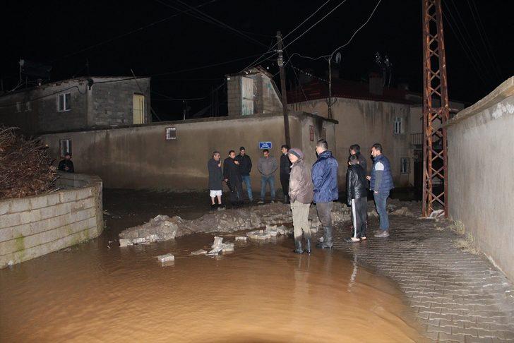 Tüm ilçeyi sel aldı! Evler su altında kaldı G5