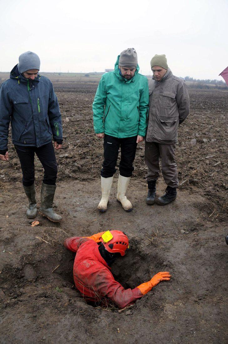 Traktörüne takılan taşı kaldırdı, altında gördüğüne inanamadı G1