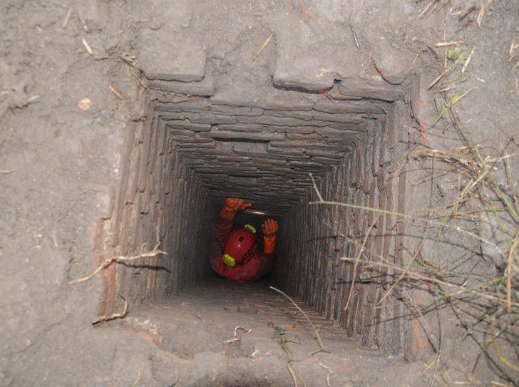 Traktörüne takılan taşı kaldırdı, altında gördüğüne inanamadı G4