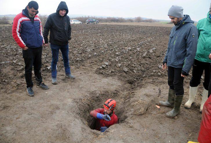 Traktörüne takılan taşı kaldırdı, altında gördüğüne inanamadı G5