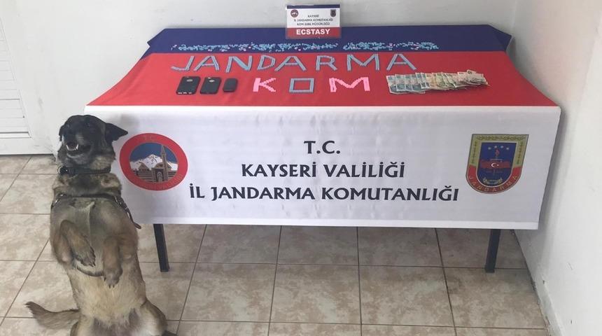 Jandarmadan uyuşturucu operasyonu: &Ccedil;ok sayıda uyuşturucu hap ele ge&ccedil;irildi
