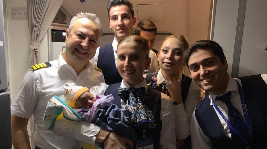 THY uçağındaki hamile kadın havada doğum yaptı