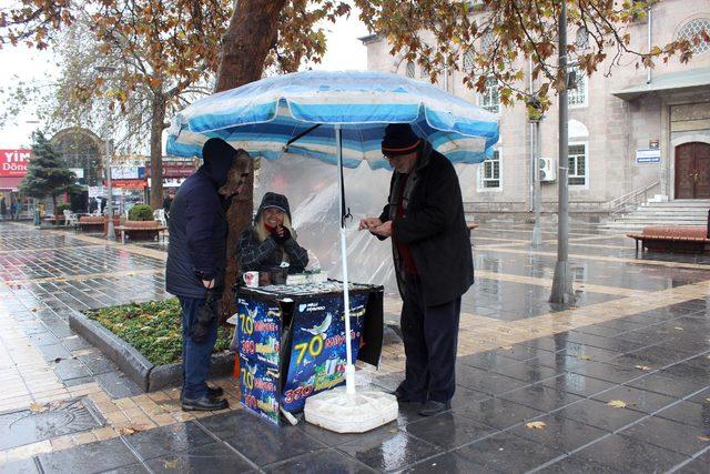 Piyangocu kadınlar soğukta umut satıyor