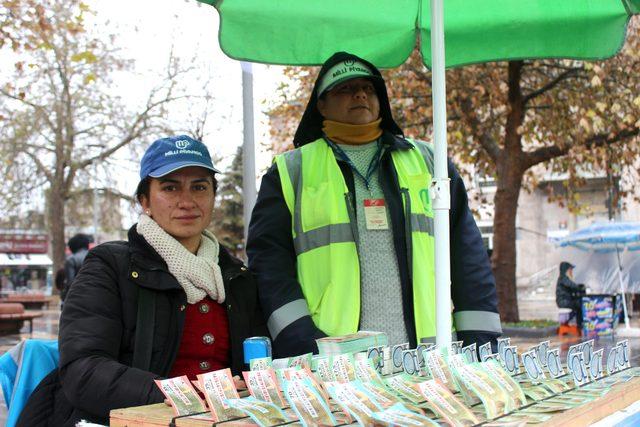 Piyangocu kadınlar soğukta umut satıyor