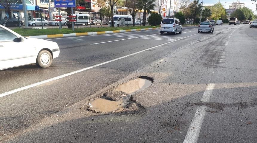 Yoldaki &ccedil;ukur kazaya davetiye &ccedil;ıkarıyor
