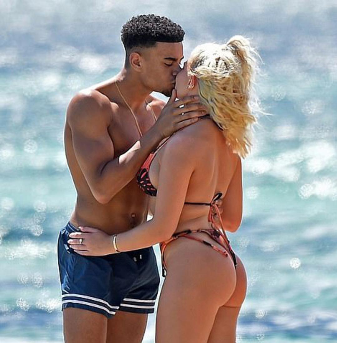 'Aşk Adası'ndan &ccedil;ıkıp sahilde aşka geldiler