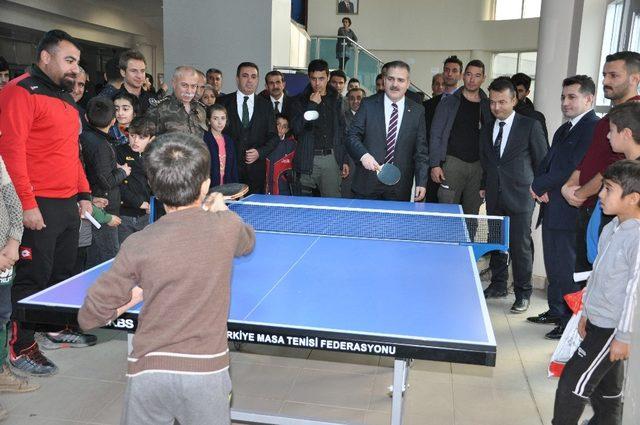 Vali Akbıyık, öğrencilerle tenis oynadı