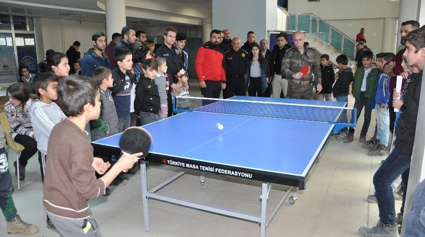 Vali Akbıyık, öğrencilerle tenis oynadı