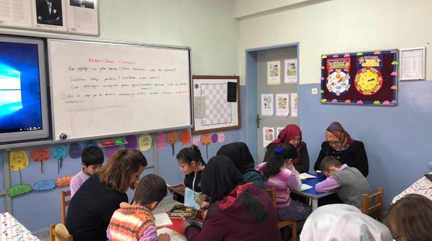 Çocuklarıyla kitap okuyorlar