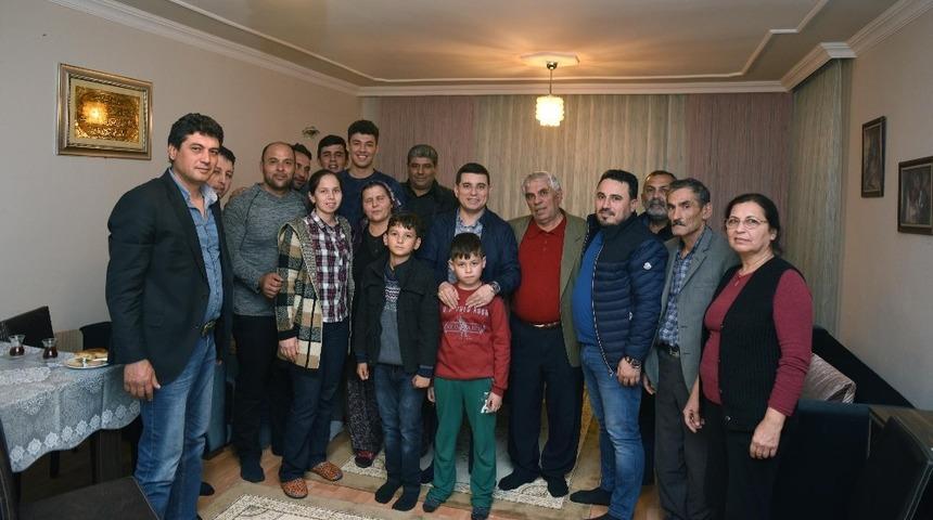 T&uuml;t&uuml;nc&uuml;, Altınova&rsquo;da vatandaşları dinledi