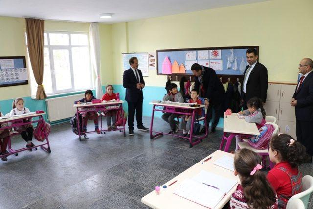 Ürkmezer köy okullarını ziyaret etti