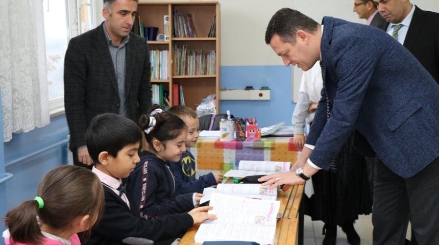 &Uuml;rkmezer k&ouml;y okullarını ziyaret etti