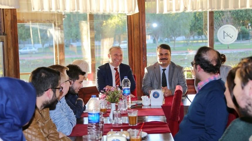 Rekt&ouml;r &Uuml;nal Engelli &ouml;ğrencilerle bir araya geldi