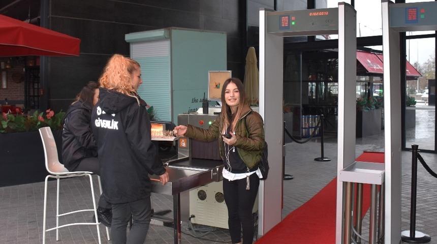 Alışveriş merkezinde mağaza çalışanları kırmızı halıda karşılandı