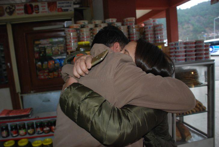 Otobüs terminalinde evlilik teklifi sürprizi G2