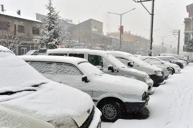 Ahlat’ta kar yağışı