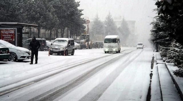 Ahlat’ta kar yağışı