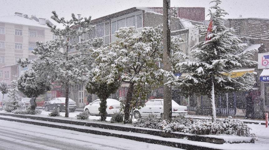 Ahlat&rsquo;ta kar yağışı
