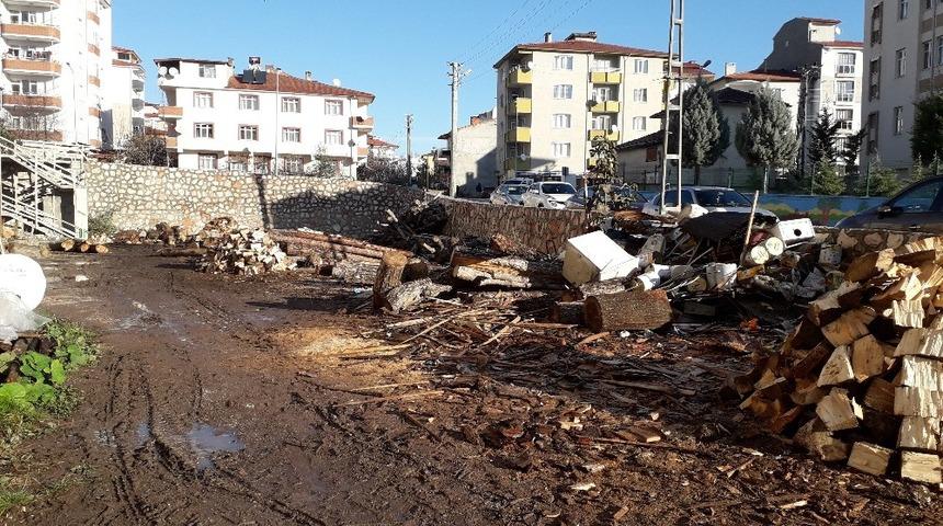 Muhtarlık binasına &ccedil;amurdan girilemiyor