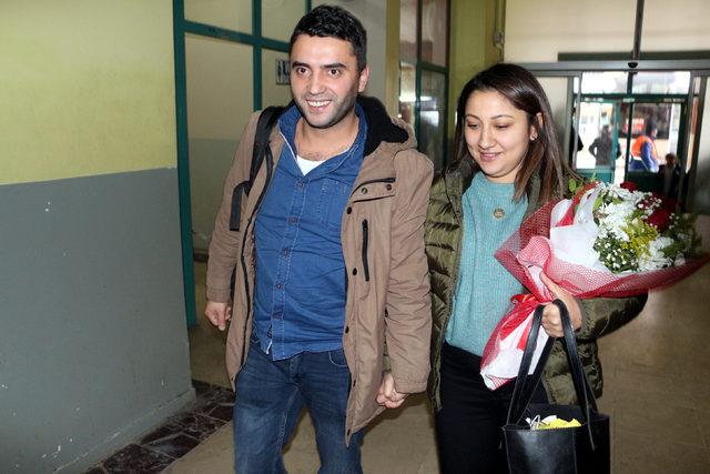 Terminalde kız arkadaşına evlilik teklif etti 3