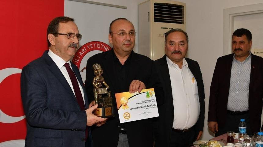 Başkan Zihni Şahin&rsquo;den Arıcılar Birliğine &ouml;vg&uuml;