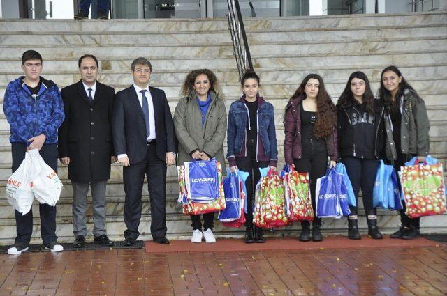 Lise öğrencilerinden kanser hastalarına moral ziyareti