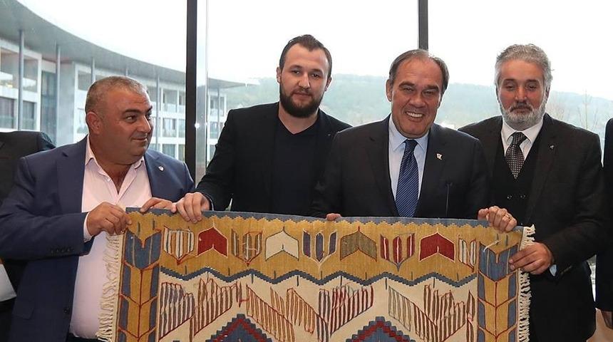 TFF Başkanı Demir&ouml;ren&rsquo;e Uşak kilimi ve kuzu postu hediye edildi