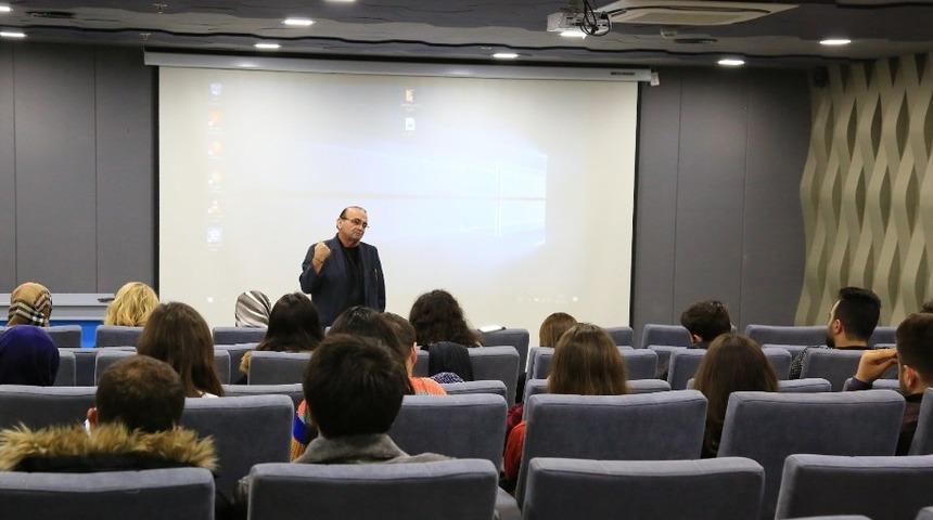 &Uuml;nl&uuml; reklam ve blog yazarı, &ouml;ğrencilerle tecr&uuml;belerini paylaştı