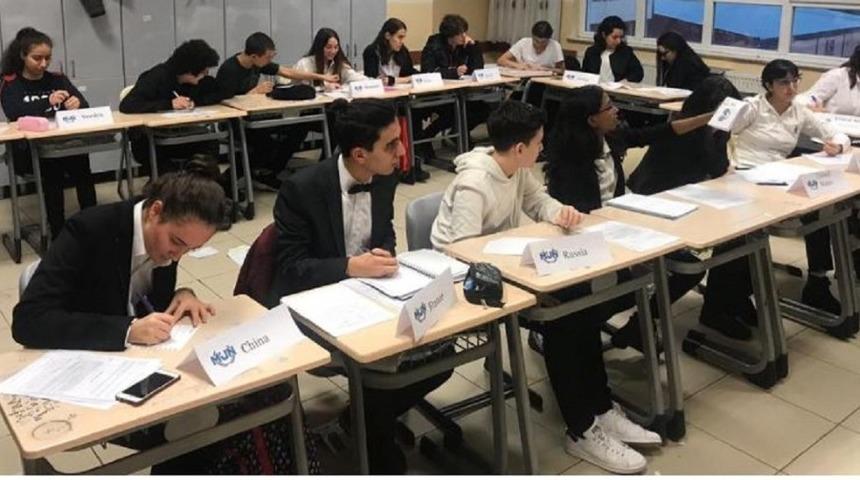 Kolej &ouml;ğrencileri, d&uuml;nya sorunlarını mercek altına aldı