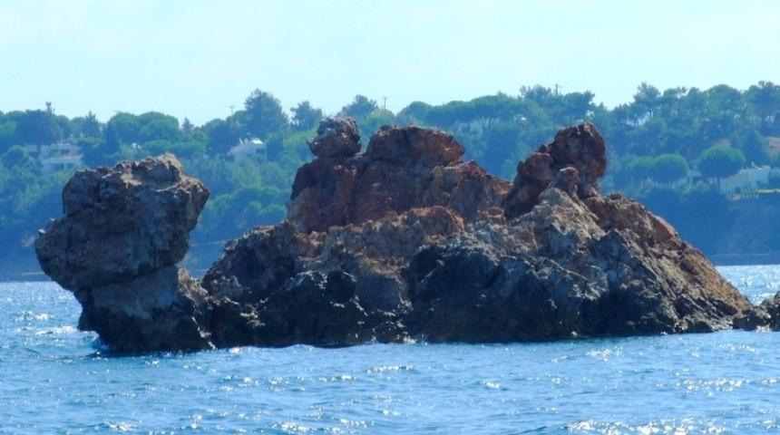 G&ouml;me&ccedil;&rsquo;te deveye benzeyen kaya ilgi odağı oldu