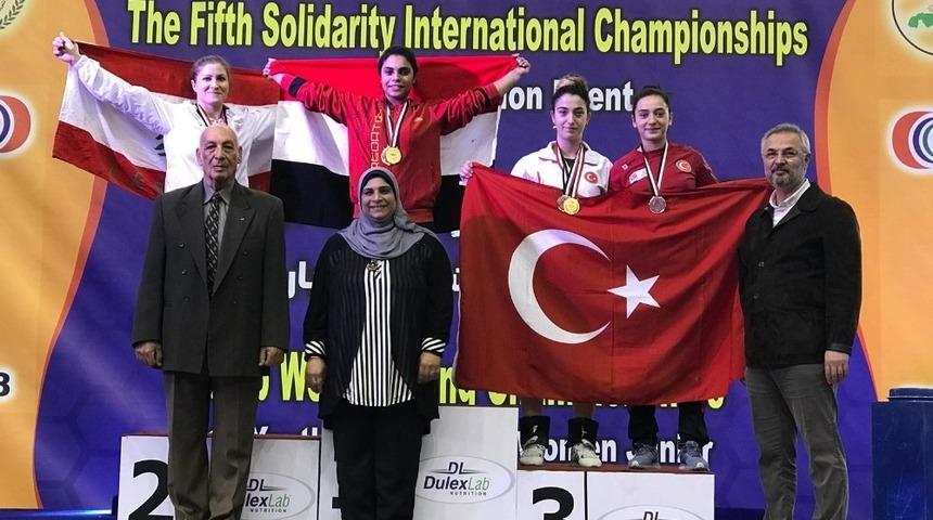 Kağıtsporlu Berfin halterde 2 madalya kazandı