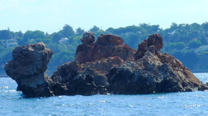 Deniz yüzeyinde bulundu! Gömeç’te deveye benzeyen kaya