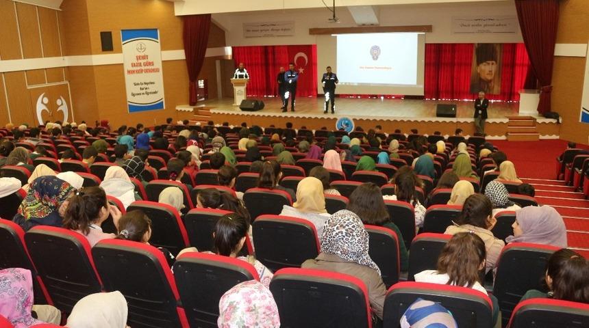 &Ouml;ğrencilere polis mesleği anlatıldı