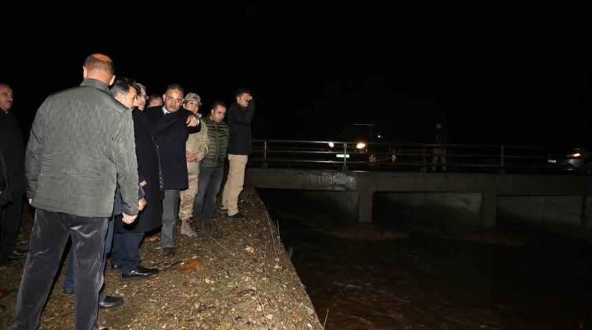 Vali G&uuml;nd&uuml;z&ouml;z, su baskını yaşanan b&ouml;lgeleri inceledi