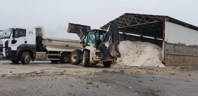 Tuzlama ekipleri kar için hazır bekliyor