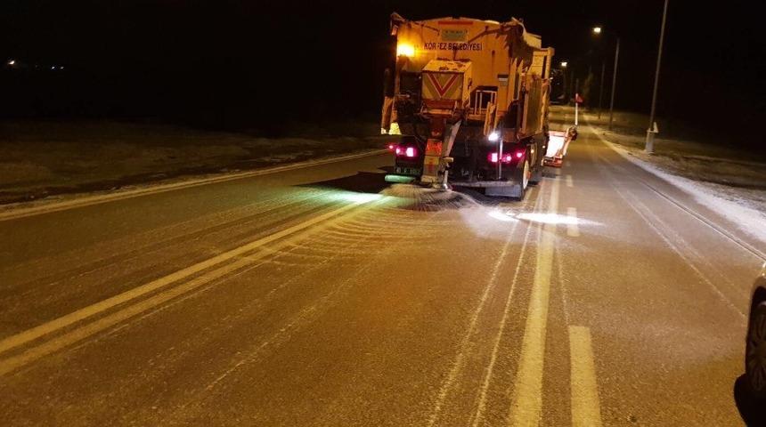 Tuzlama ekipleri kar i&ccedil;in hazır bekliyor