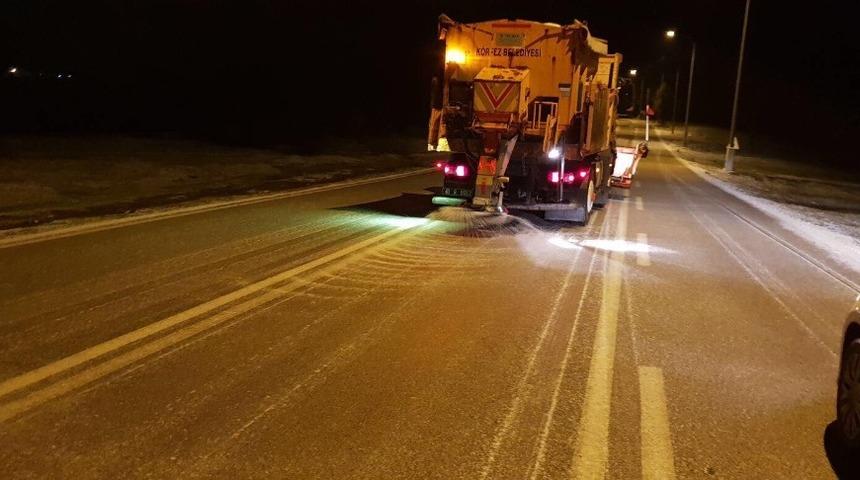Tuzlama ekipleri kar i&ccedil;in hazır bekliyor