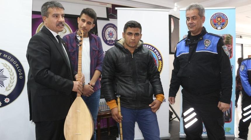 &Ouml;ğrencilere spor ve m&uuml;zik aletleri dağıtıldı