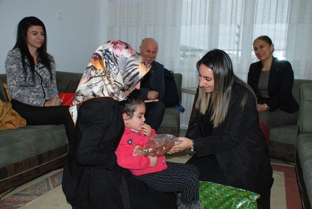 Yeşim Pekmez şehit ailelerini yalnız bırakmadı