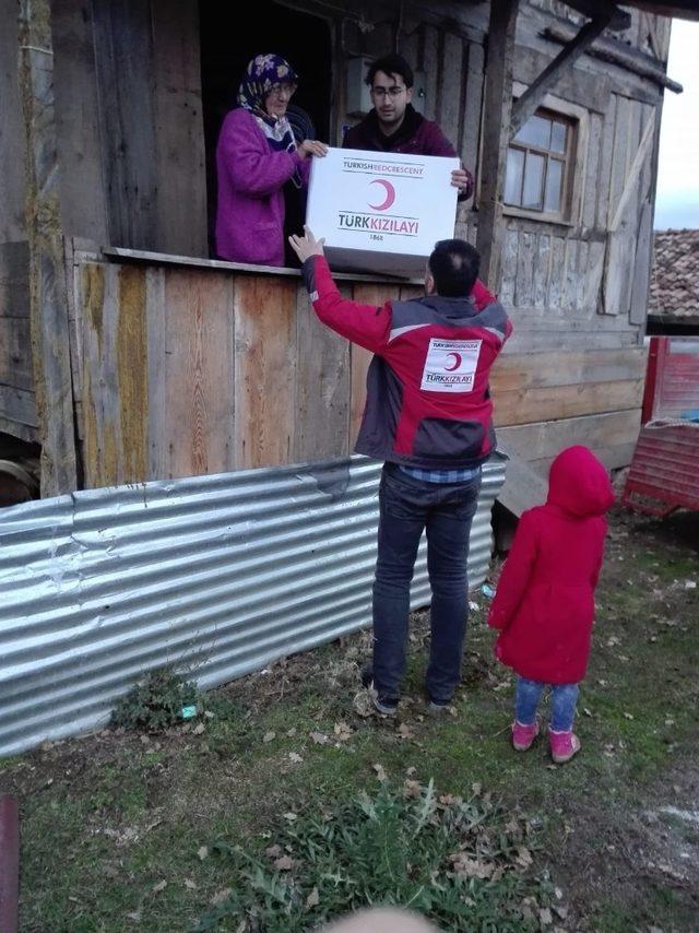 Yangında evi yanan aileye Kızılay’dan yardım eli