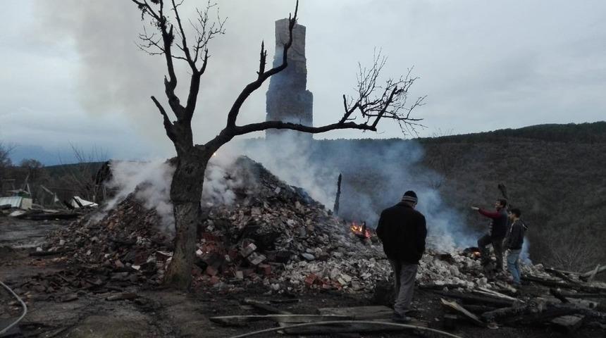 Yangında evi yanan aileye Kızılay&rsquo;dan yardım eli