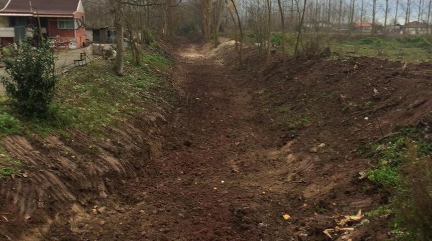 Drenaj kanallarına B&uuml;y&uuml;kşehir ekipleri m&uuml;dahale etti