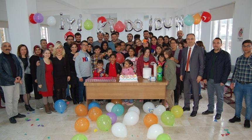 &Uuml;niversite &ouml;ğrencileri engelli &ouml;ğrencilerle buluştu