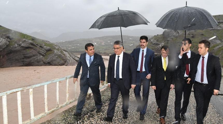 Vali Pekmez, selde zarar g&ouml;ren Kesertaş K&ouml;pr&uuml;s&uuml;n&uuml; inceledi