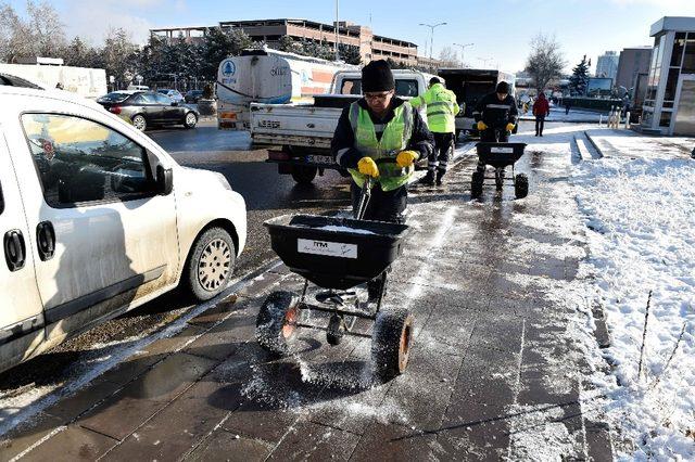Başkent’te kar temizleme çalışmaları